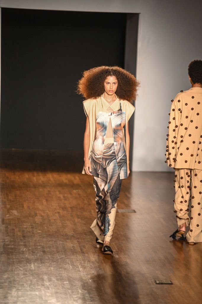 Weider Silveiro abre 4º dia de SPFW exaltando ornamentos africanos