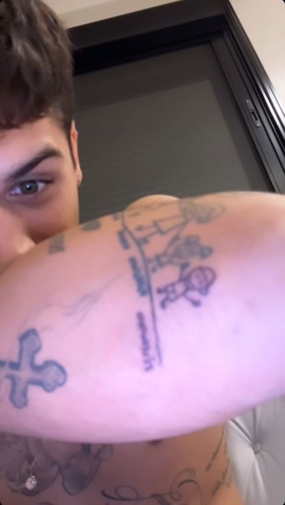 Zé Felipe faz nova tatuagem em homenagem ao filho que espera com Virginia