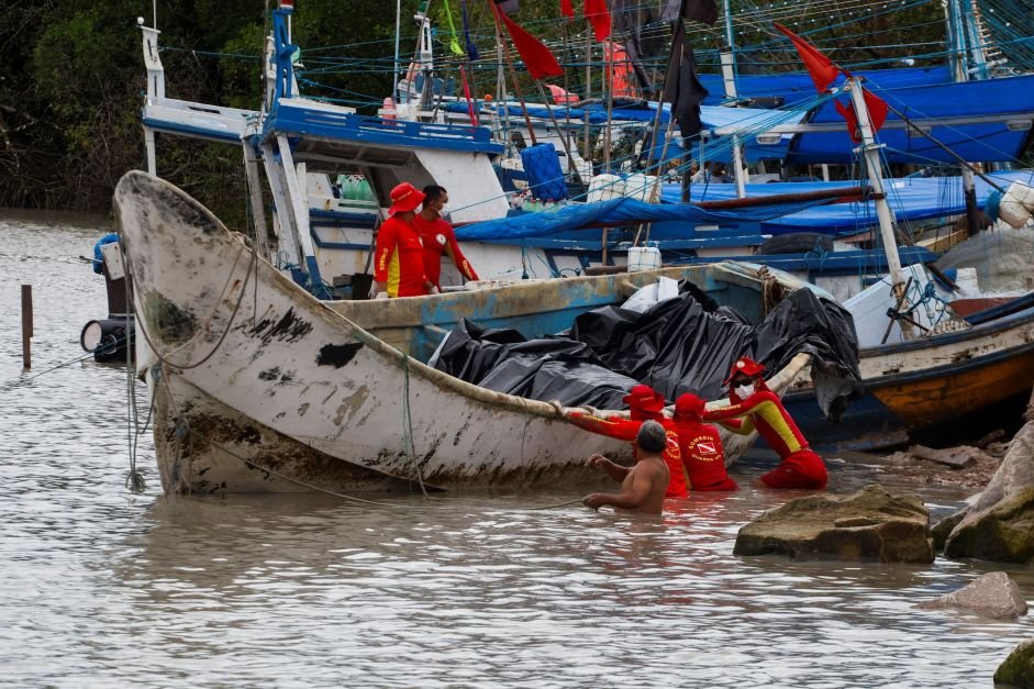 Corpos no barco: perícia acha 27 celulares e envia aparelhos para Brasília