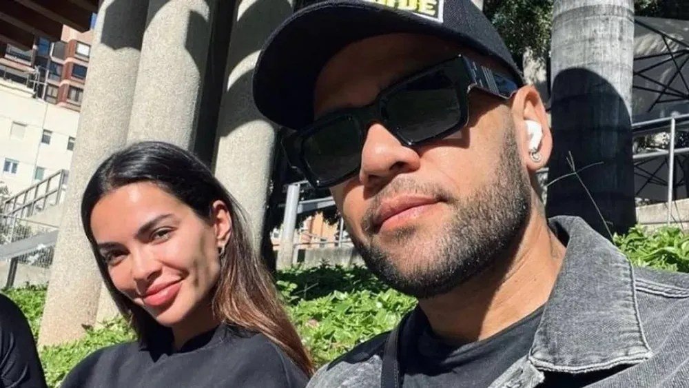 Daniel Alves faz primeira aparição pública com esposa, diz revista