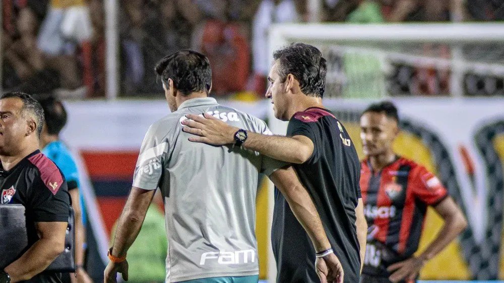 Técnico do Vitória defende gramado do Barradão após fala de Abel Ferreira