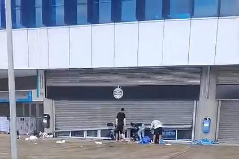 Loja na Arena do Grêmio é saqueada em meio a enchente em Porto Alegre