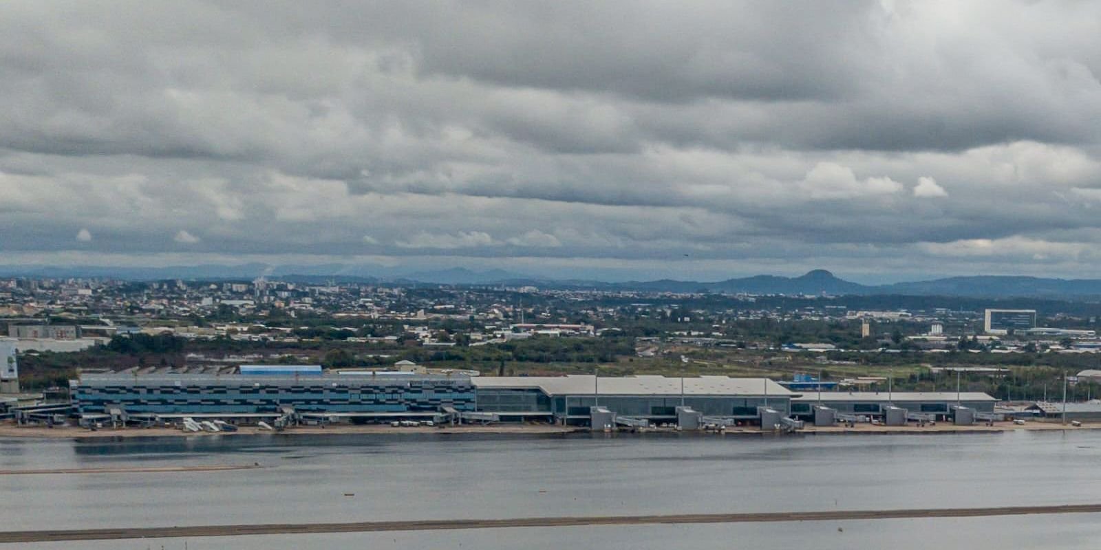 Aeroporto de Porto Alegre vai reabrir para embarque e desembarque