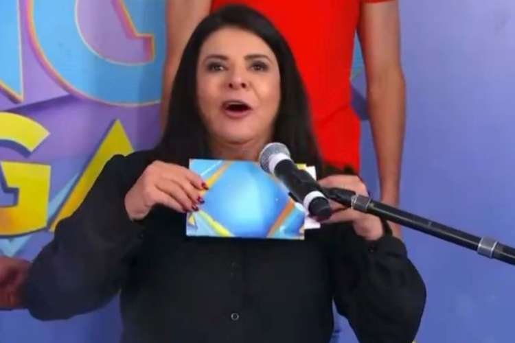 Mara Maravilha presta homenagem a Silvio Santos no Domingo Legal e cai em tanque com água de roupa e tudo