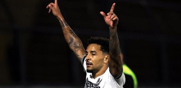 Botafogo vence Bragantino, retoma ponta das mãos do Palmeiras e abre frente