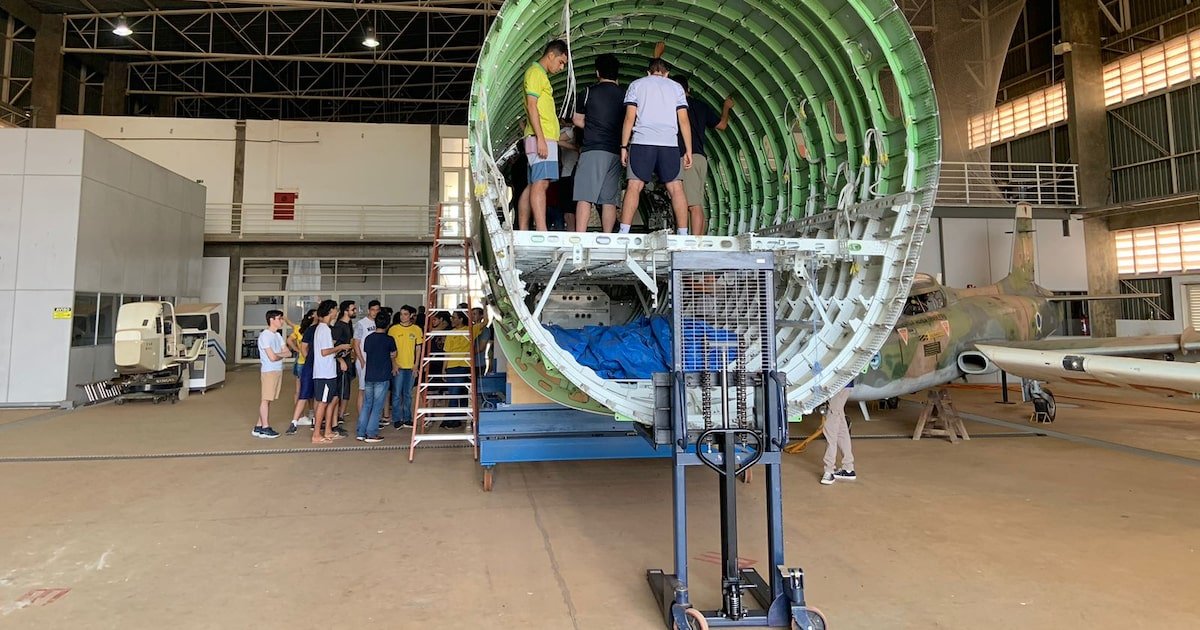 Fuselagem de avião vira sala de aula para alunos de Engenharia da USP; veja como é