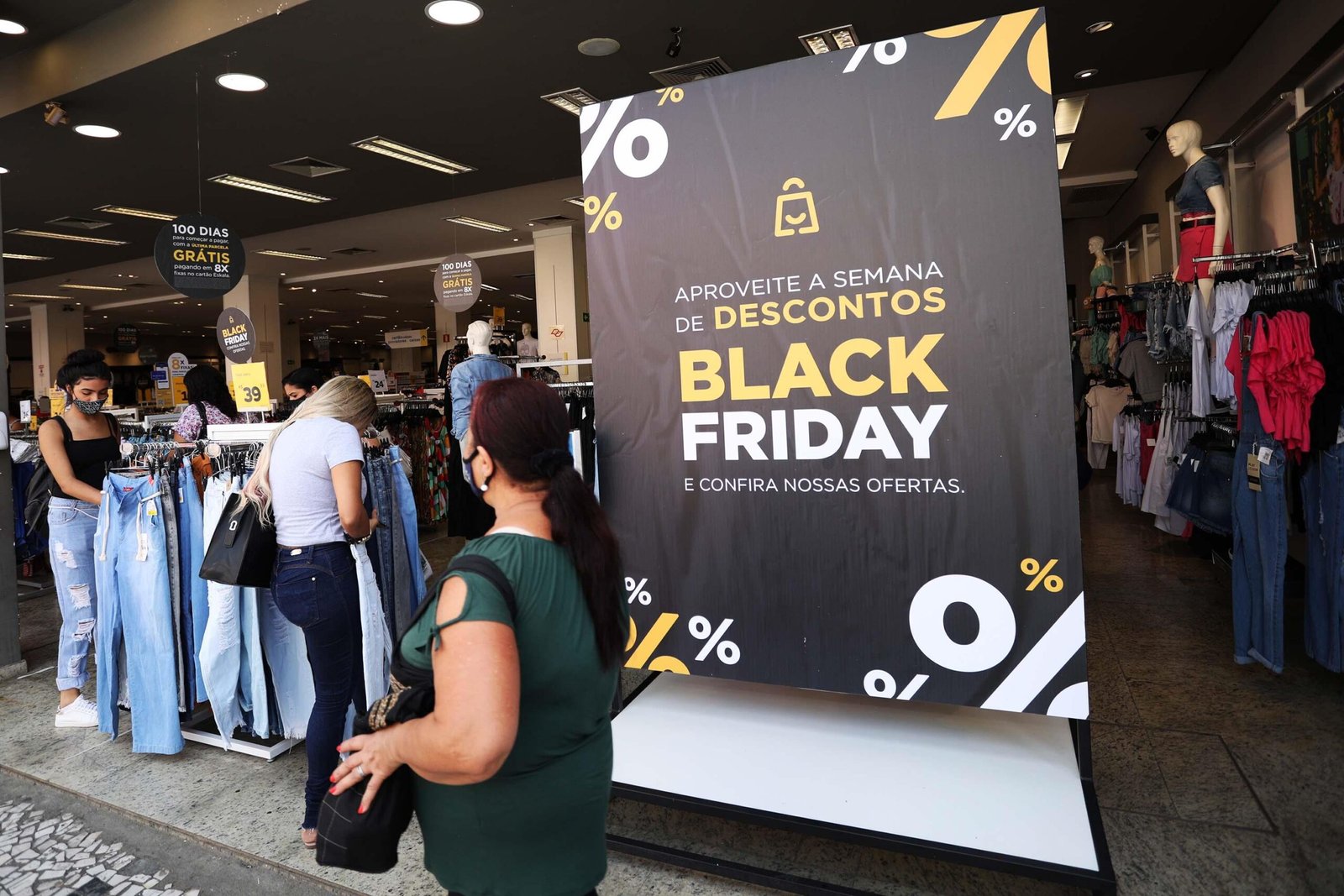 Mais de 60% dos brasileiros pretendem gastar até R$ 3 mil na Black Friday