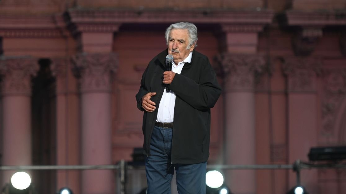 Pepe Mujica faz discurso com tom de despedida em evento de campanha