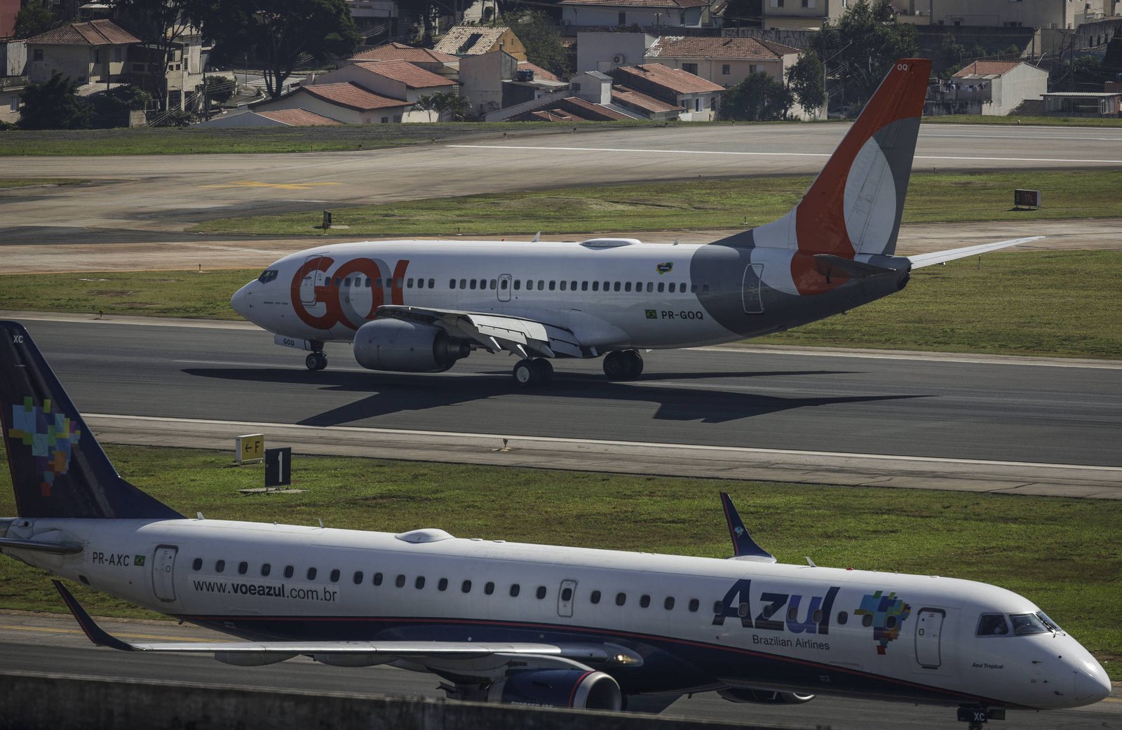 Azul e dona da Gol selam fusão para criar gigante na aviação